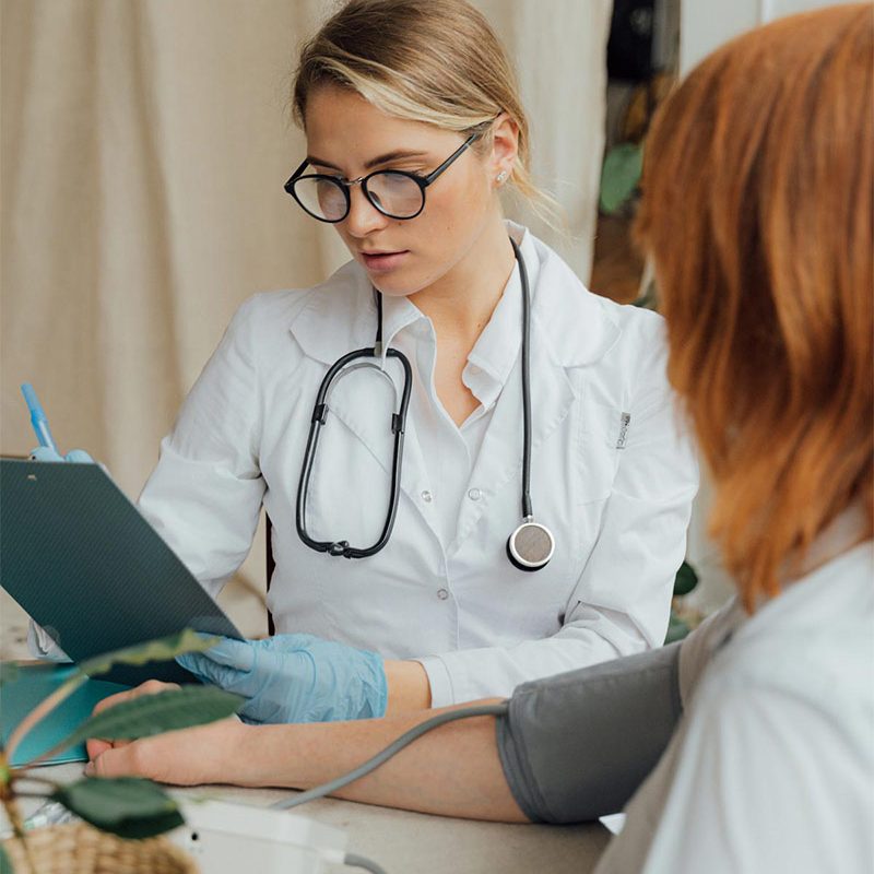 Personal médico toma tensión a mujer